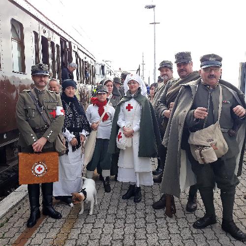 I figuranti in costume dell'associazione Amici della Fortezza di Osoppo all'arrivo del treno della Grande Guerra nella stazione di Gemona del Friuli. 